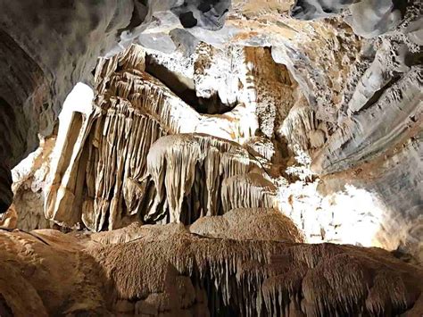 A Gruta das Flores de Liuzhou: Uma Odisseia Cênica Através da Natureza Subterrânea!