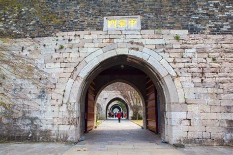  A Porta de Zhonghua: Um Portão Gigante que Abraça a História e a Beleza!