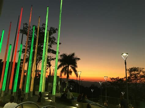  Parque de las Luces: Uma Sinfonia de Iluminação e Romance em Ibagué!