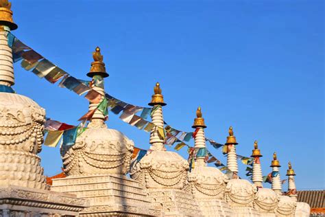 A Grande Pagoda de Dazhao: Uma Jóia Arquitetônica e um Centro de Fé Vibrante em Hohhot!