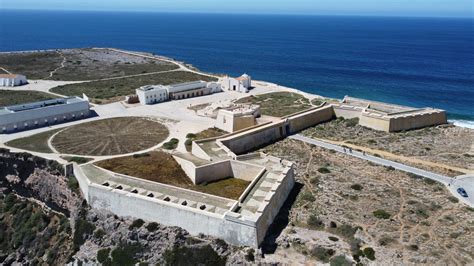 A Fortaleza de Qingyang Uma Jóia Histórica e Imponente no Coração da Cidade!