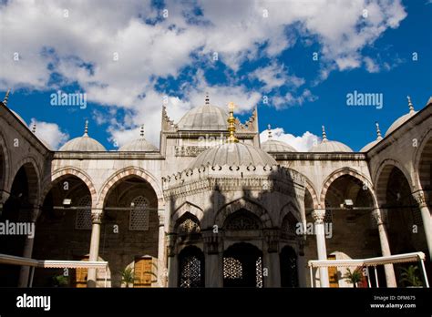  Yeni Mosque: Uma Jornada Histórica através da Beleza Islâmica